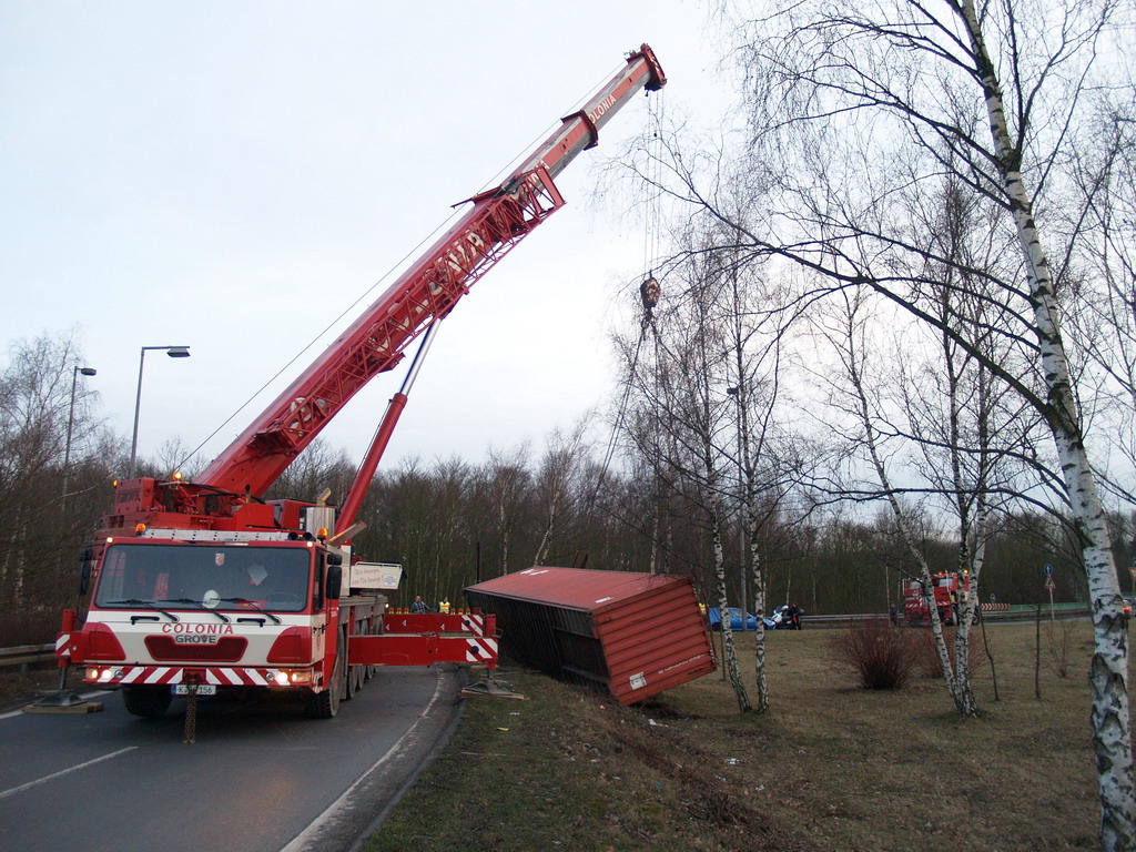 LKW verliert Container Koeln Niehler Ei P122.JPG